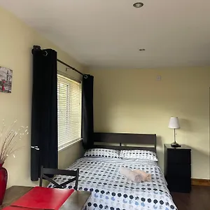 Studio-1-staines/heathrow/london-own Entrance Apartment