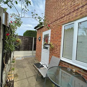 Apartment Studio-1-staines/heathrow/london-own Entrance, Staines-upon-Thames