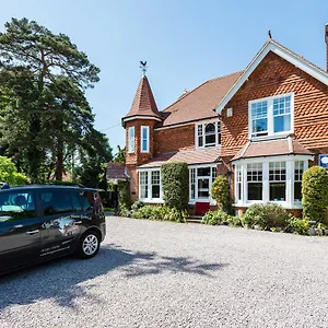 Gasthof The Lawn Gatwick, Horley